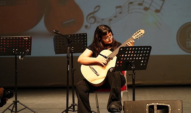 Kocaeli Büyükşehir Belediye Konservatuvarı Gebze Ukulele Orkestrası ve Gitar öğrencileri