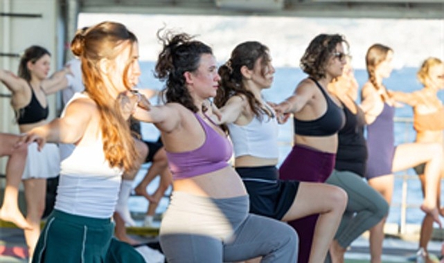 Yoga matları bu kez İzmir Körfezi’ne açılan bir vapurun güvertesine
