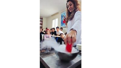 Maltepe Belediyesi bünyesinde faaliyet gösteren Aydınevler Eğitim Evi, bugün kapılarını