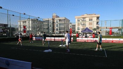 Menderes Belediyesi, Şehit Fırat Yılmaz Çakıroğlu Spor Tesisleri’nde ayak tenisi