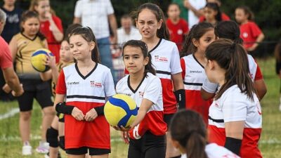 Osmangazi Belediyesi’nin düzenlediği Mini Voleybol Şenliği’nde yaklaşık 1500 kız çocuğu