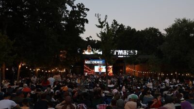 Kocaeli Büyükşehir Belediyesi, yaz aylarında vatandaşlara açık havada sinema keyfi