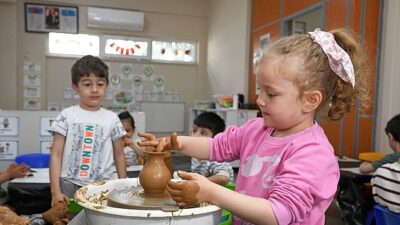 Osmangazi Belediyesi’nin kreşlerinde gerçekleştirdiği çömlek atölyeleri ile çocuklar, geleneksel sanat