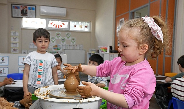 Osmangazi Belediyesi’nin kreşlerinde gerçekleştirdiği çömlek atölyeleri ile çocuklar, geleneksel sanat