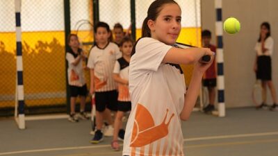 Seferihisar Belediyesi, çocukların ve gençlerin yaz tatilini sporla, eğitimle ve