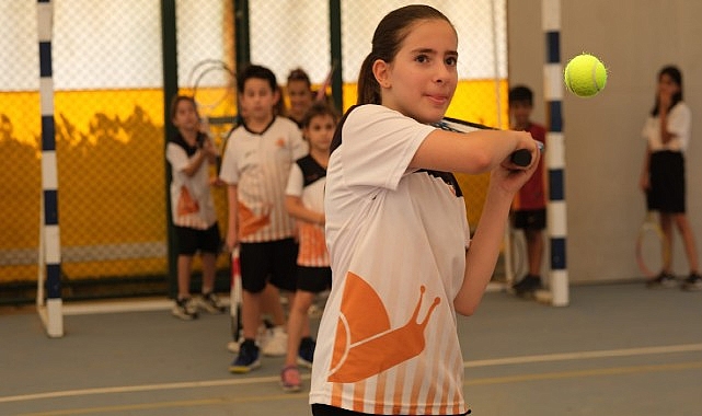 Seferihisar Belediyesi, çocukların ve gençlerin yaz tatilini sporla, eğitimle ve