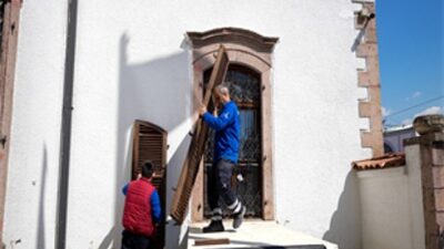 İzmir Büyükşehir Belediyesi, kentin tarihi yapılarından Kent Kütüphanesi’nde bakım ve