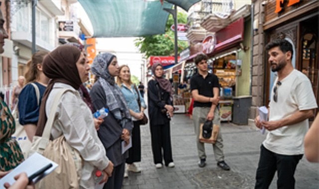 İzmirli üniversiteliler, usta yazar Tarık Dursun K.