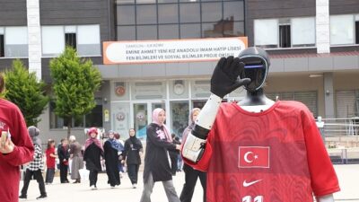Türkiye’nin nüfusa kayıtlı robotu CANİKMAN Öğrencilerle Buluştu Türkiye'nin nüfusa kaydedilen ilk insansı robotu CANİKMAN lise öğrencileriyle buluştu.