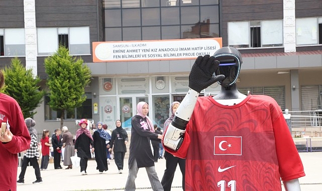 Türkiye'nin nüfusa kaydedilen ilk insansı robotu CANİKMAN lise öğrencileriyle buluştu.