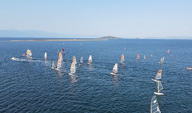 Ayvalık Belediyesi, yaz tatiline giren çocuklar için karne hediyesi niteliğinde