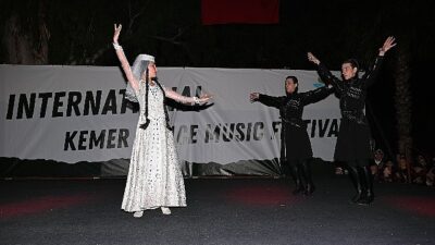 Uluslararası Kemer Dans ve Müzik Festivali, kortej yürüyüşünün ardından çeşitli