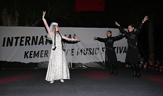 Uluslararası Kemer Dans ve Müzik Festivali, kortej yürüyüşünün ardından çeşitli