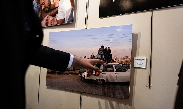 “Sınırların Ötesinde: Tanıklıklar” Fotoğraf Sergisi ziyaretçilerle buluştu.