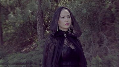 Yasemin Uğurlu, söz ve bestesi kendisine ait olan yeni şarkısı