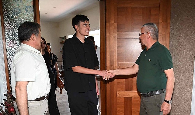 Başkan Topaloğlu, YKS’de derece yapan öğrencileri ağırladı
