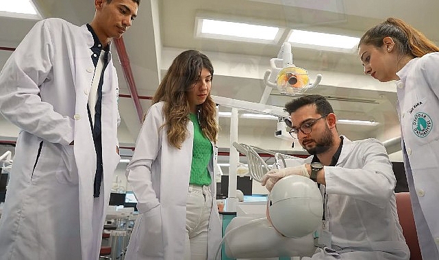 Diş hekimliği öğrencileri mesleği gerçek klinik ortamında öğreniyor!