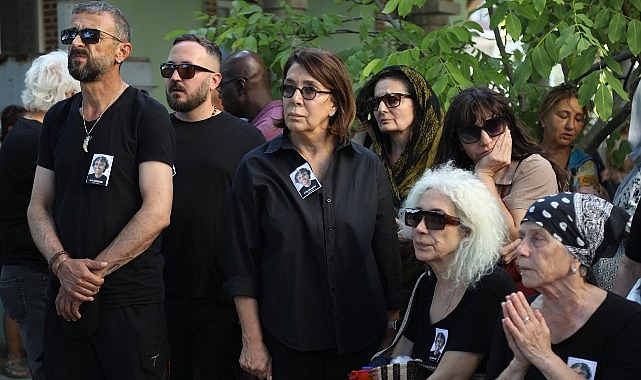 Şehir Tiyatroları sanatçıları Eftal Gülbudak’ı son yolculuğuna Balıkesir’de uğurladılar